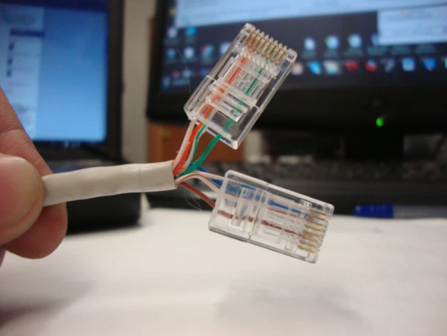 Подключит кабель lan. Обжим rj45 4. Коннектор RJ-45 обжатие отверткой. Расключение коннектора RJ 45 2 пары. Обжим коннектора RJ-45 4 жилы.