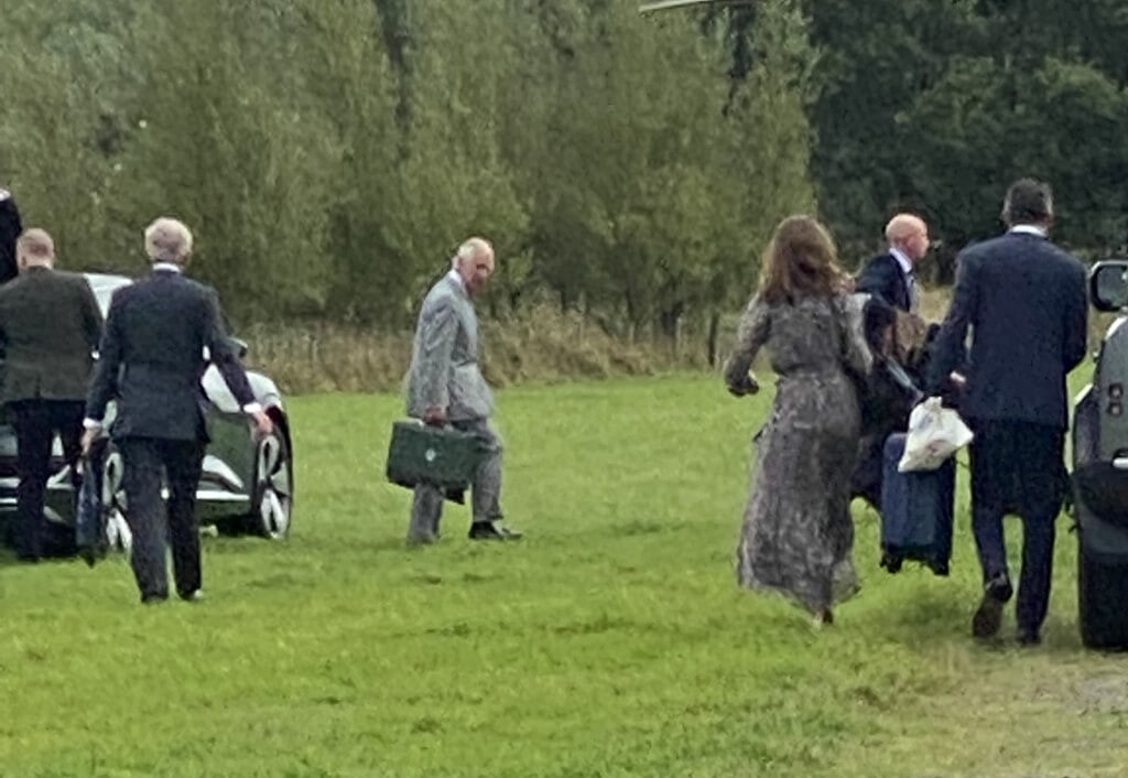 Самолет с принцами Уильямом и Эдвардом приземлился в Шотландии, они ...