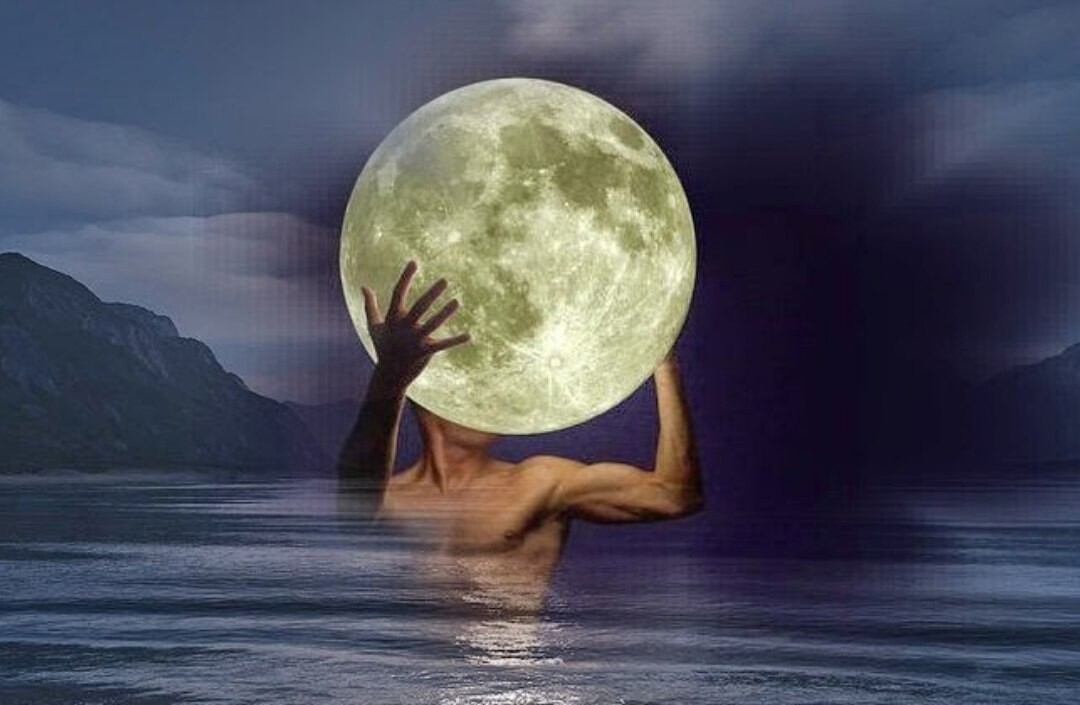 В полнолуние рождаются. Лунный человек. Человек на Луне. Человек в лунном свете. Луна в руках.