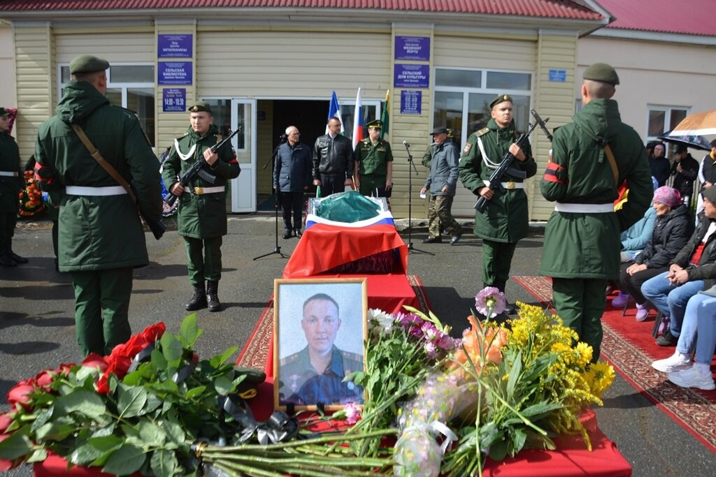 Сколько погибло из башкирии на сегодняшний. Учалинский район погибшие на Украине. Украина похороны солдат. Хоронят погибших на Украине.