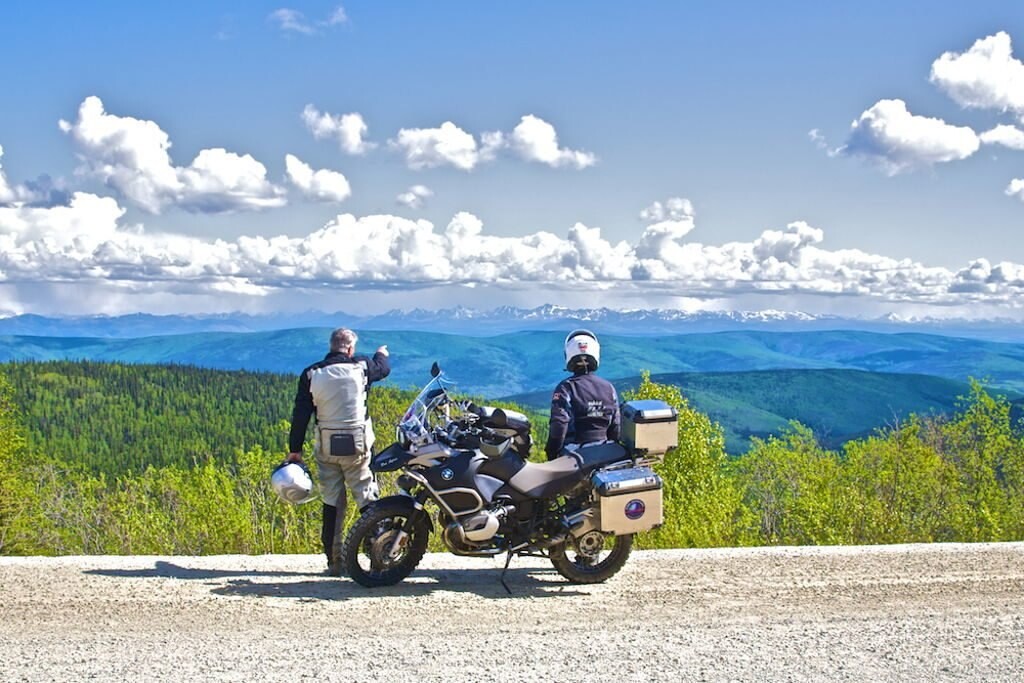 Путешествуют на мотоциклах. Мотоциклетный туризм. Мотоцикл для путешествий. Путешественник на мотоцикле. Экскурсии на мотоциклах.