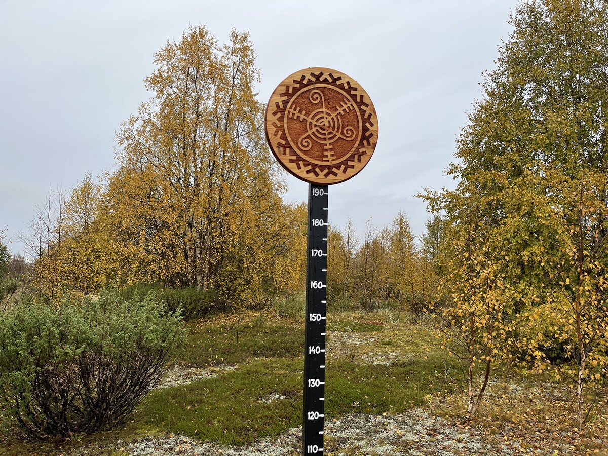 Загадка стоит столб на столбу цвет. Демотиваторы про жару. Смешные объявления на столбах. Фото женщины с сигаретой стоит у столба на дороге. Смешные дороги в россии.