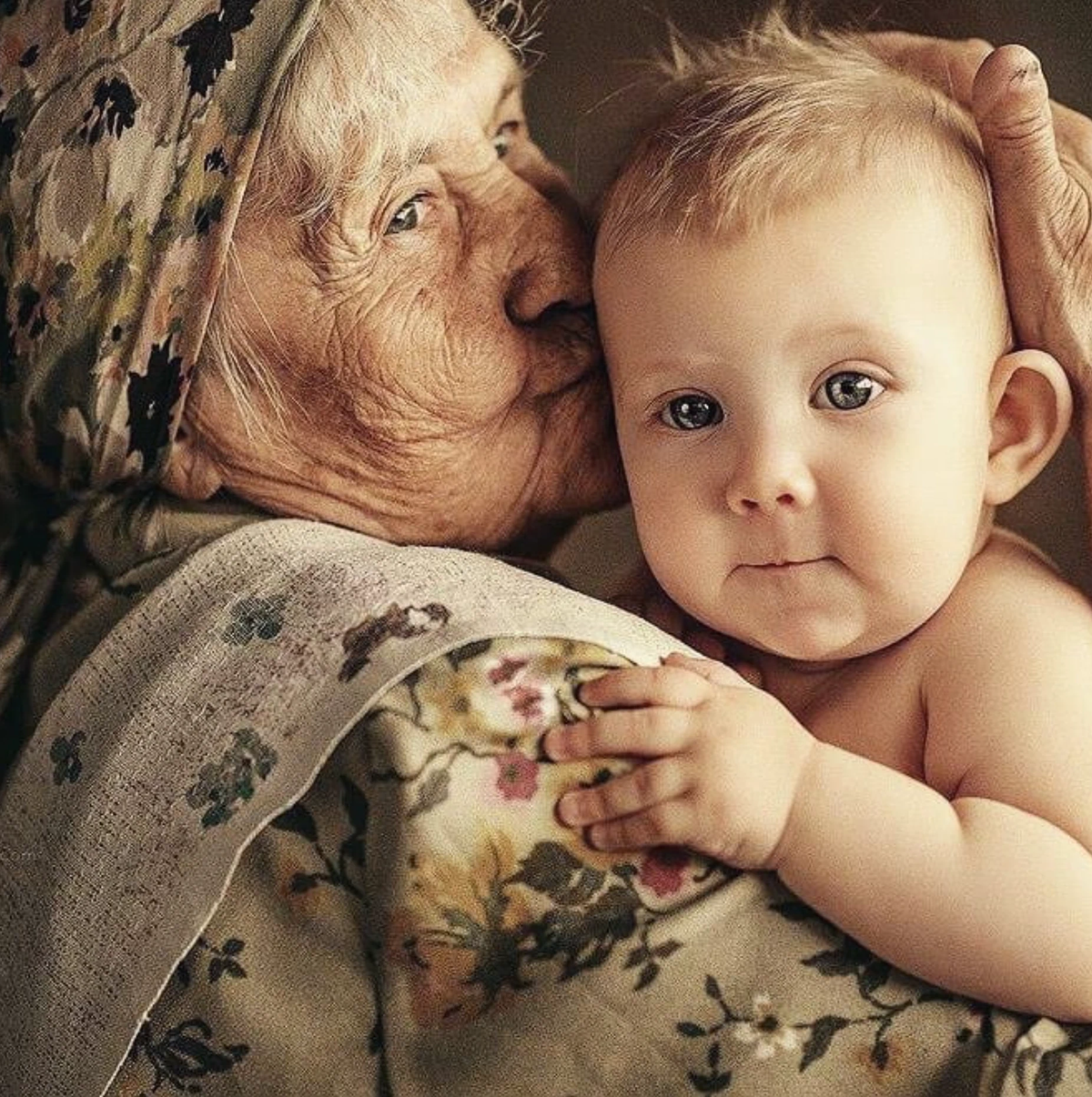 Обнимаю бабушку бабушку мою слушать. Бабушка и внуки. Бабушка и внук. Бабушка с внуками. Фотосессия с бабушкой.