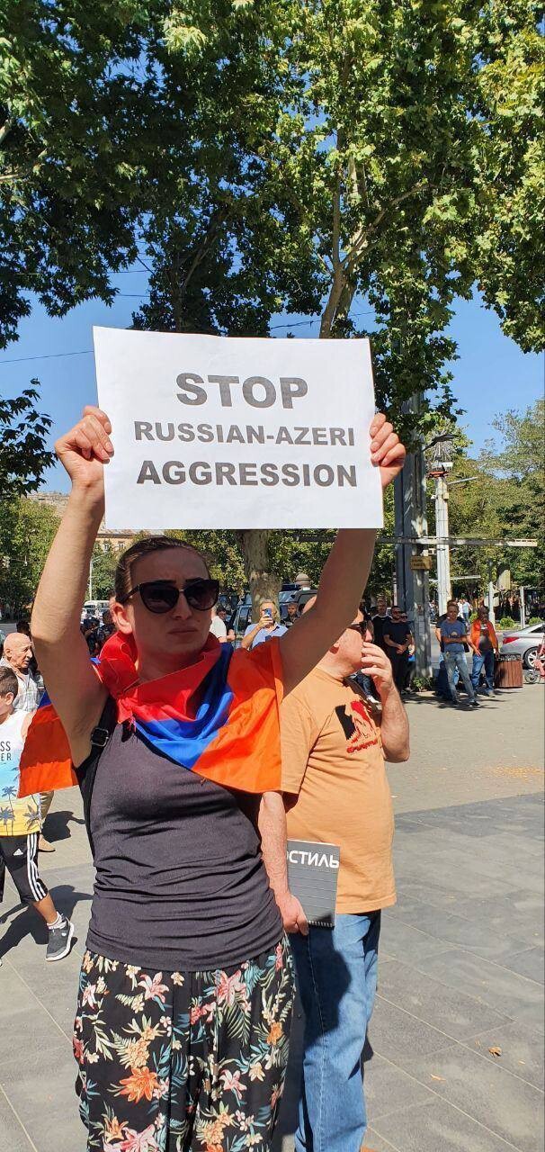 Пожалуйста не останавливайся. Митинг. Митинг с плакатами. Человек с плакатом. Митинг в Ереване.