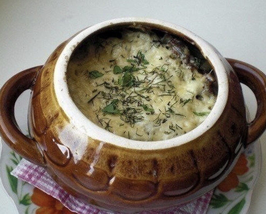 Мясо в горшочках с картошкой в духовке. Картошка с фаршем в горшочках. Мясо с сыром в горшочках. Курица с картошкой в горшочке. Картошка в глиняном горшке.