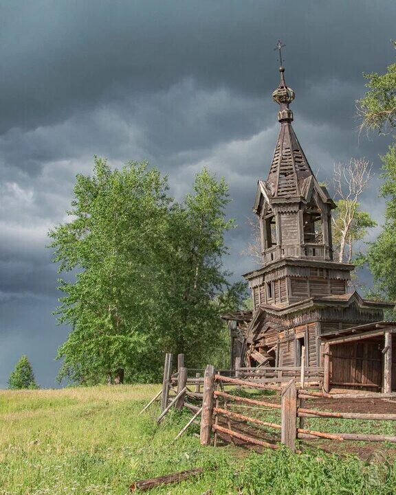 Храм деревянный в селе верхний Секинесь