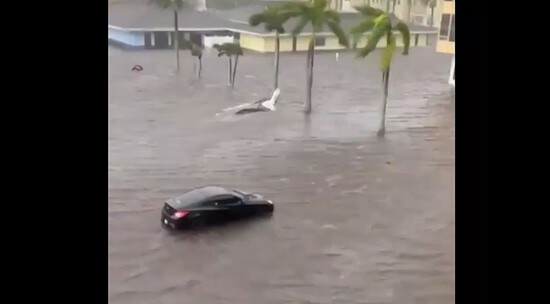Санч во флориде рутуб. Наводнение во Флориде 2022. Ураган Иэн Флорида. Ураган Иэн во Флориде акулы на улице. Флорида потоп.