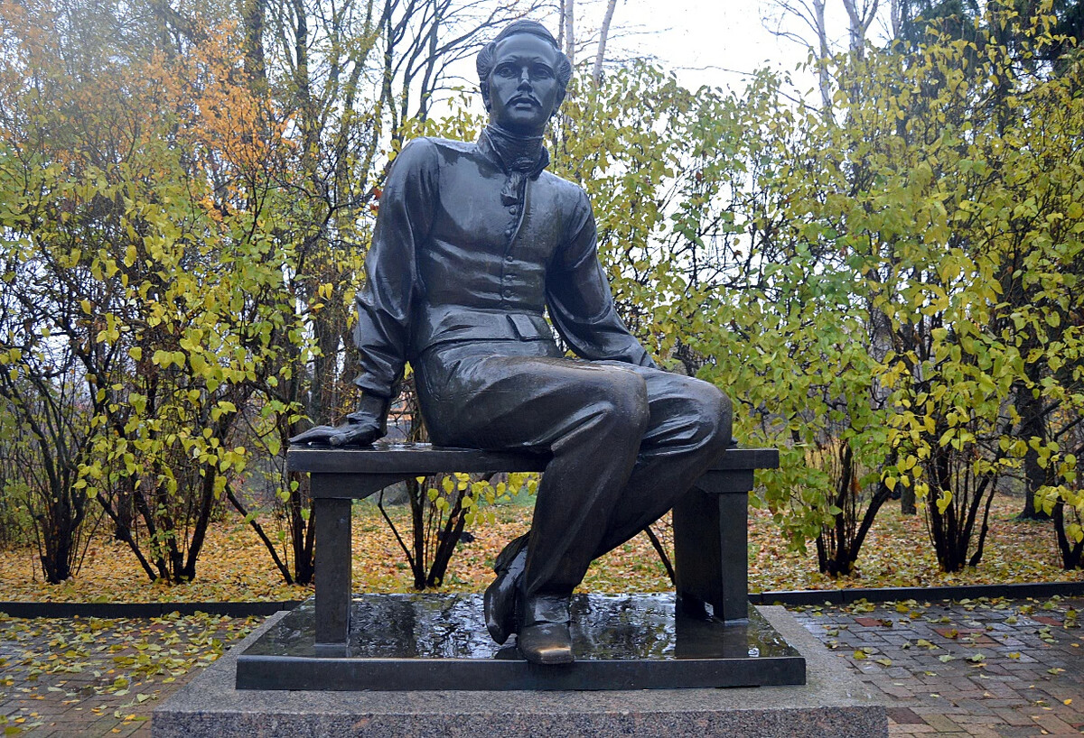 Памятник лермонтову в москве