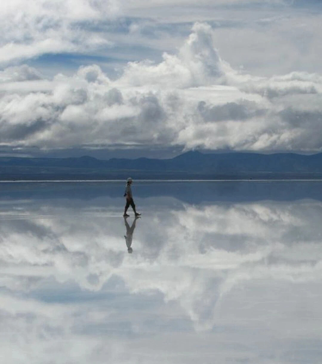 Творец слез отзывы. Hunter Walking on clouds. Walking on clouds исполнитель. Обувь Walking on a cloud. Walking clouds.