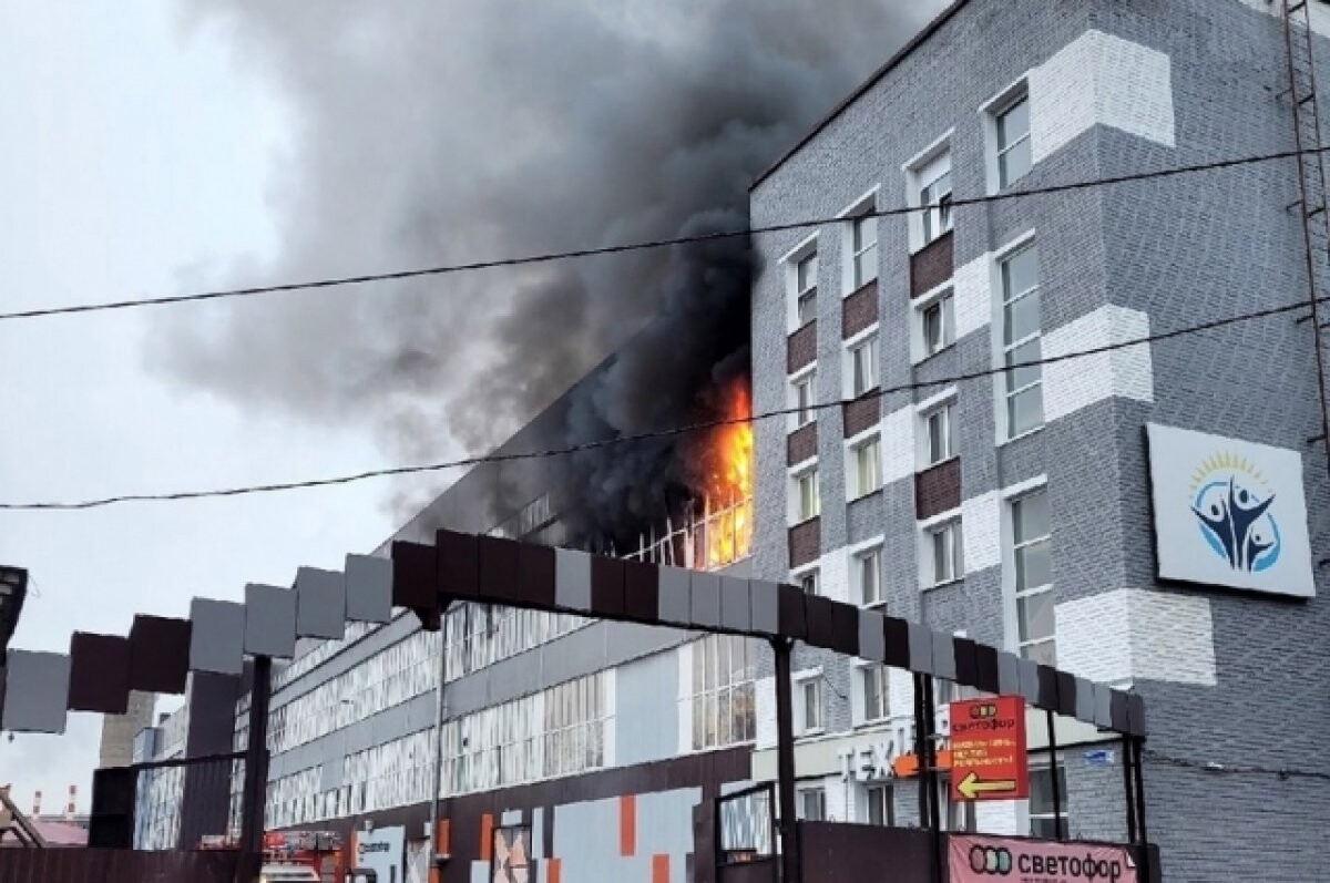 Пожар октября. Горящее здание. Пожар в здании. Пожар на Пролетарском проспекте. Сгоревшее здание.