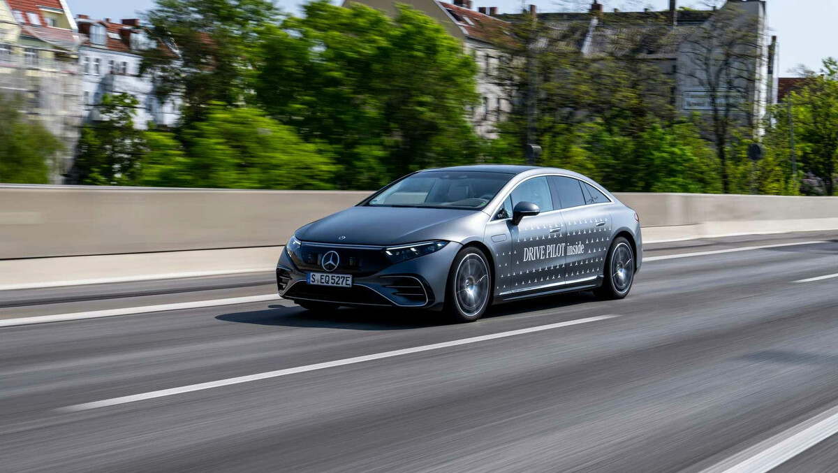 Mercedes Benz EQS сзади