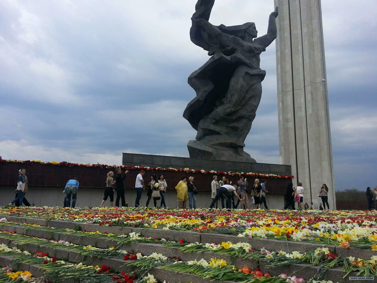 Памятник освободителям. Памятник освободителям Риги. Памчятникосовбодителя Риги. Монументвоинам освободиьелям в Риге. Рига памятник воинам освободителям.