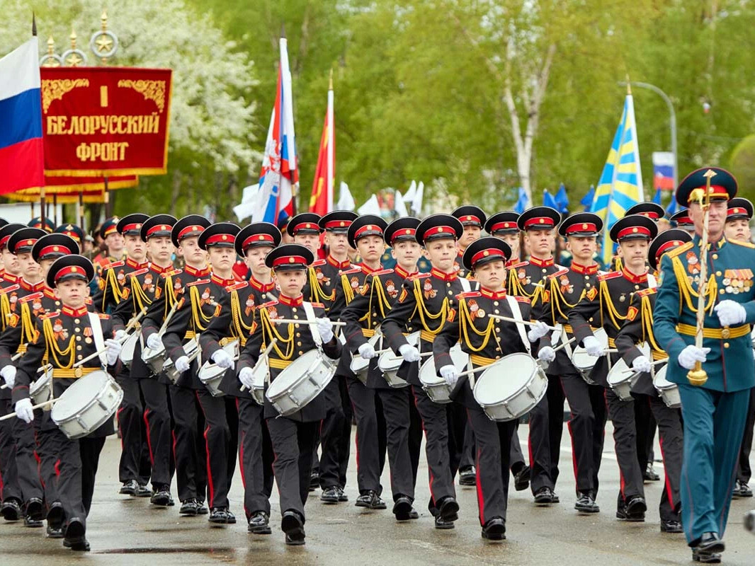 Мечтает стать военным. Уссурийское СВУ. Парад Победы в Екатеринбурге 2004 барабанщиков СВУ. Погоны Уссурийское СВУ. Уссурийское Суворовское военное училище воспитанники.