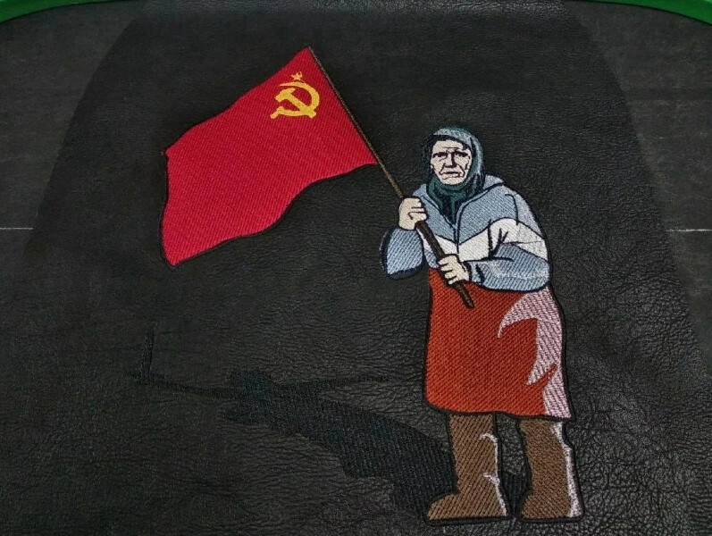 Бабушка с красным флагом