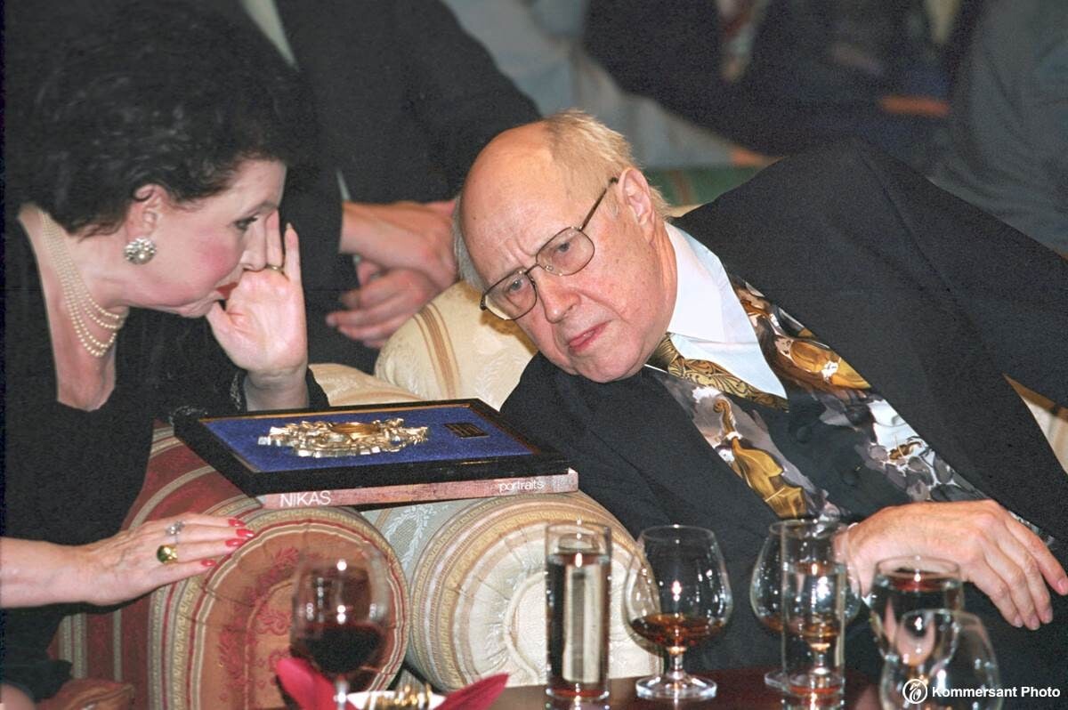 голые украинки на акции протеста. политика грязное дело. почему политика грязное дело. грязные политические игры. "грязный спорт".