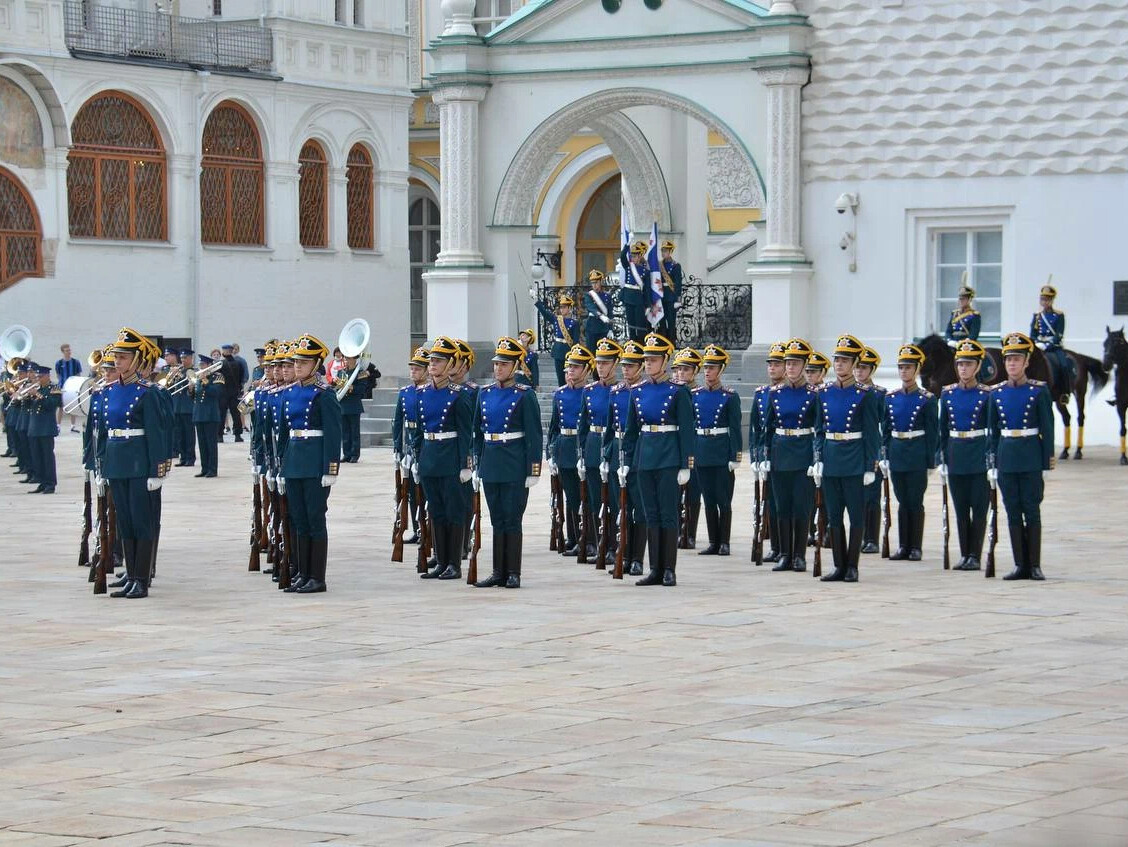 выступление президентского полка в кремле по субботам