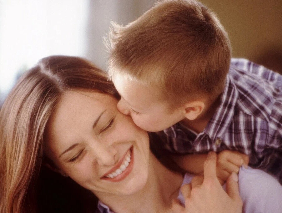 Сын с друзьями маму дома. Сынок. Теща и зять ссора. Кухня и сын. Фотосессия мама и взрослый сын.