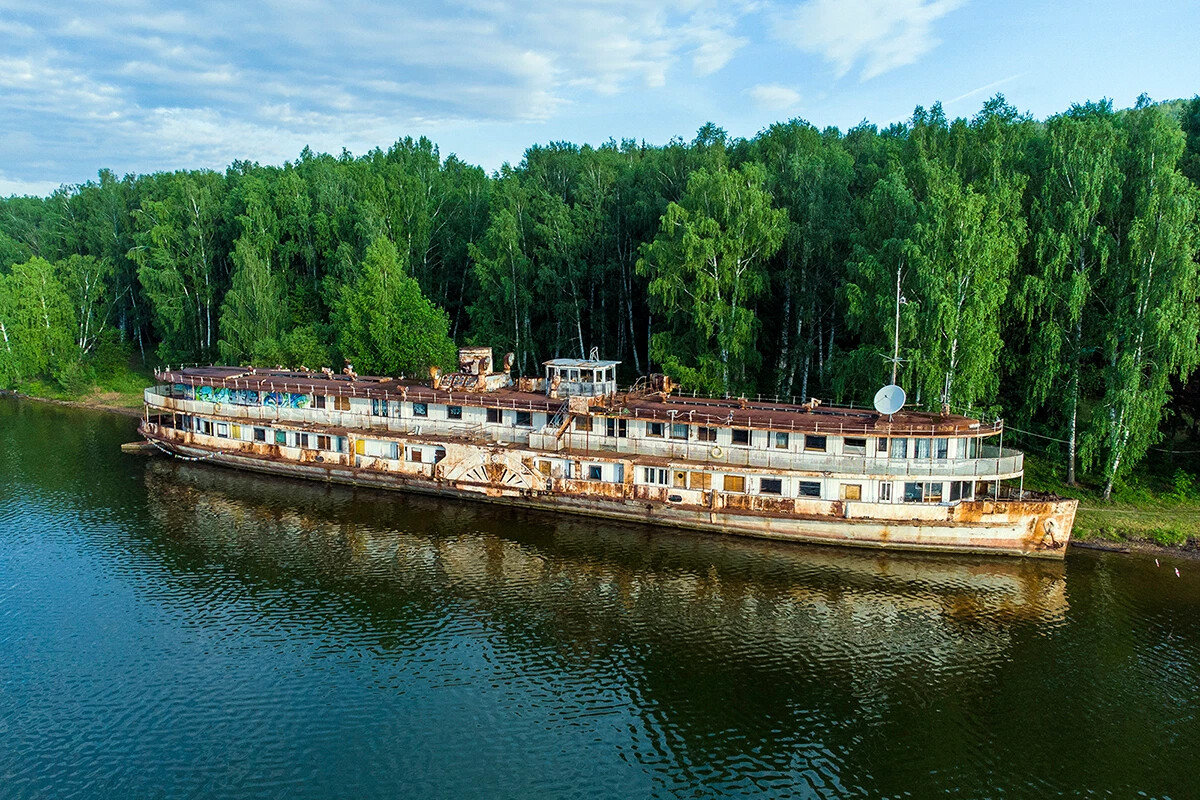 Заброшенный теплоход Уфа. Корабль Уфа Павловка. Теплоход Уфа на Павловском водохранилище. Пароход колесный Речной Уфа.