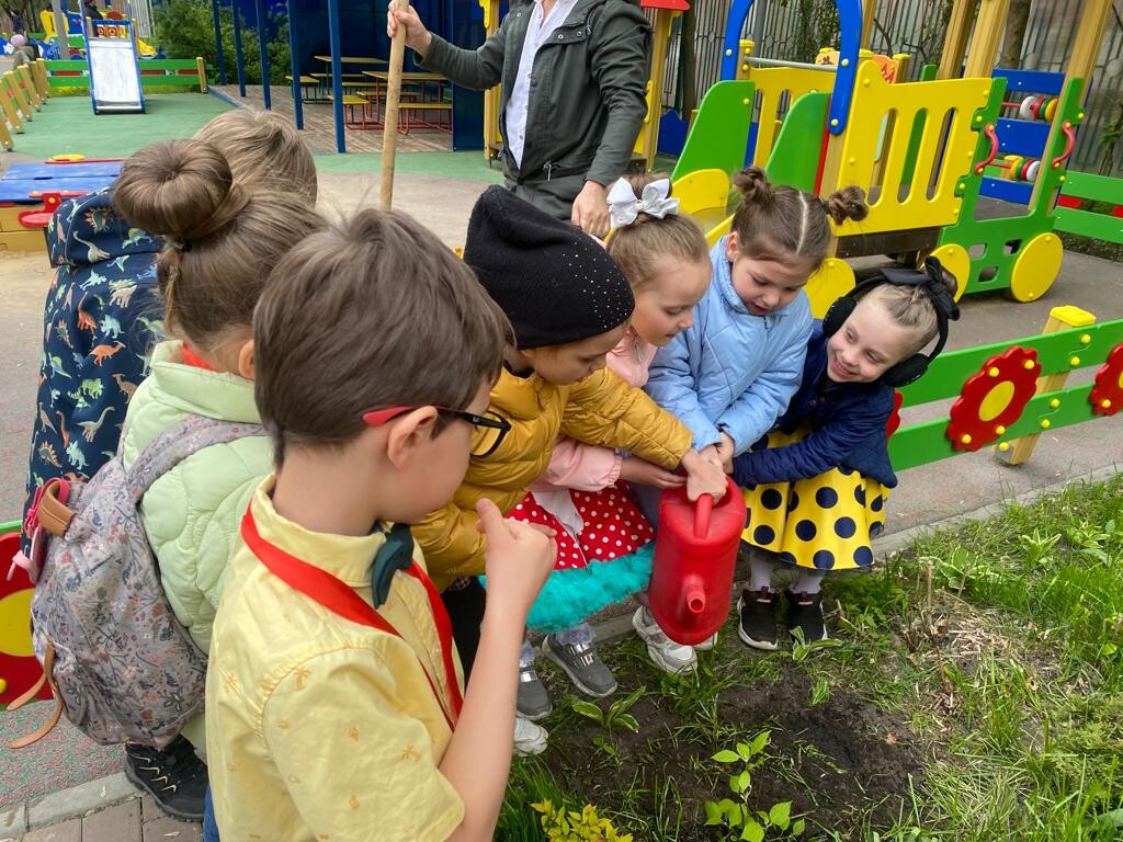 Яркие галстуки, платья и брюки, Причёски с начёсом, веселье вокруг , И  места… | Школа №354 им. Д.М Карбышева | Дзен