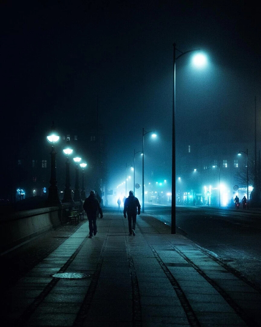 Намного темнее. Ночная улица. Человек ночью на улице. Человек ночью в городе. Ночная улица под фонарями.