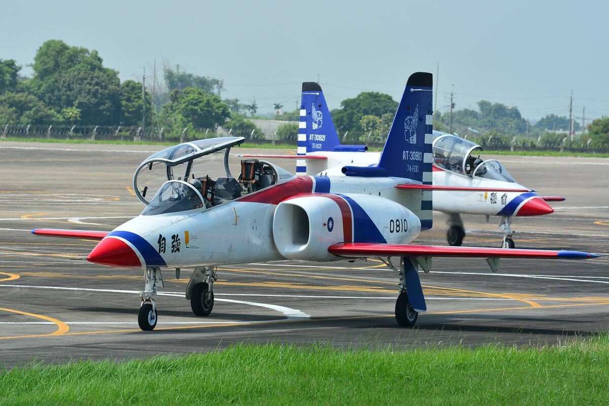 Тренировочный самолет. ВВС Тайваня. Самолет АТ-3. Тайваньский летчик. Китайский учебно-тренировочный самолет l-7.