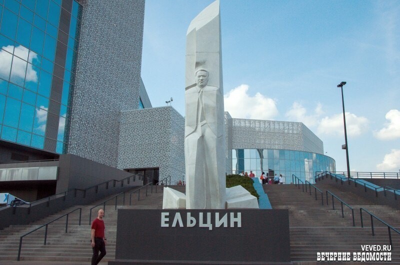 Памятник пьяному ельцину в екатеринбурге фото Певица Юлия Чичерина оскорбила екатеринбуржцев и раскритиковала Ельцин Центр. Гл