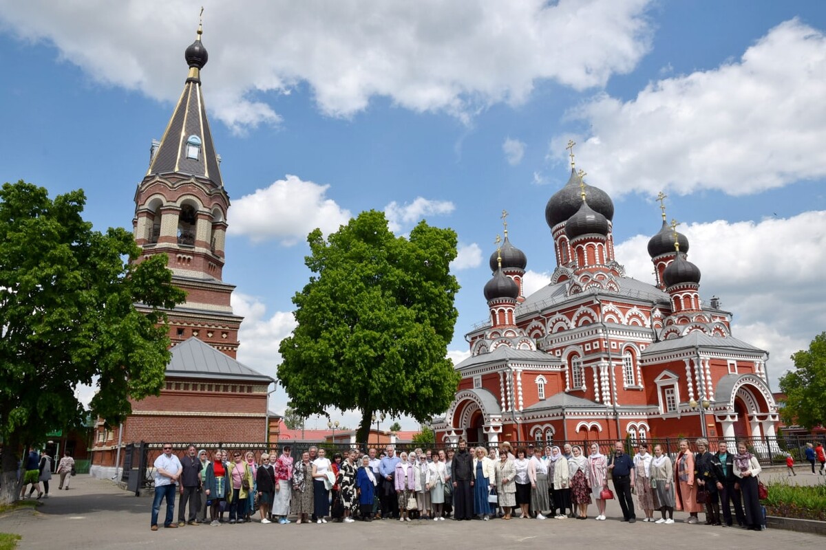 1 июля борисов. Территория перед храмом.