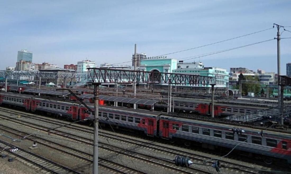 Новосибирск главный барабинск. Электропоезда Новосибирск. Огромный поезд. Электричка Барабинск Новосибирск. Коченево вокзал.