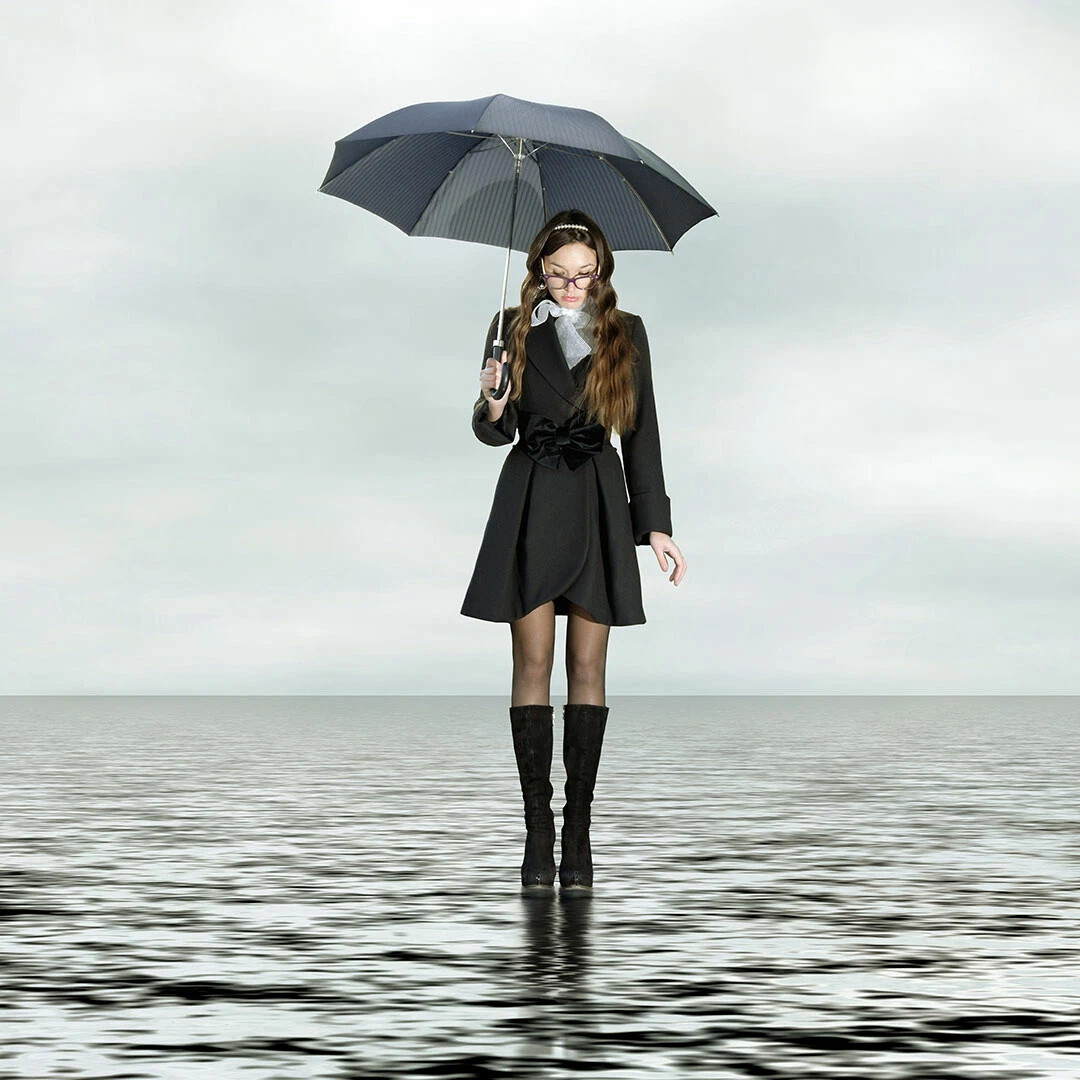 Женщина с зонтом Shutterstock