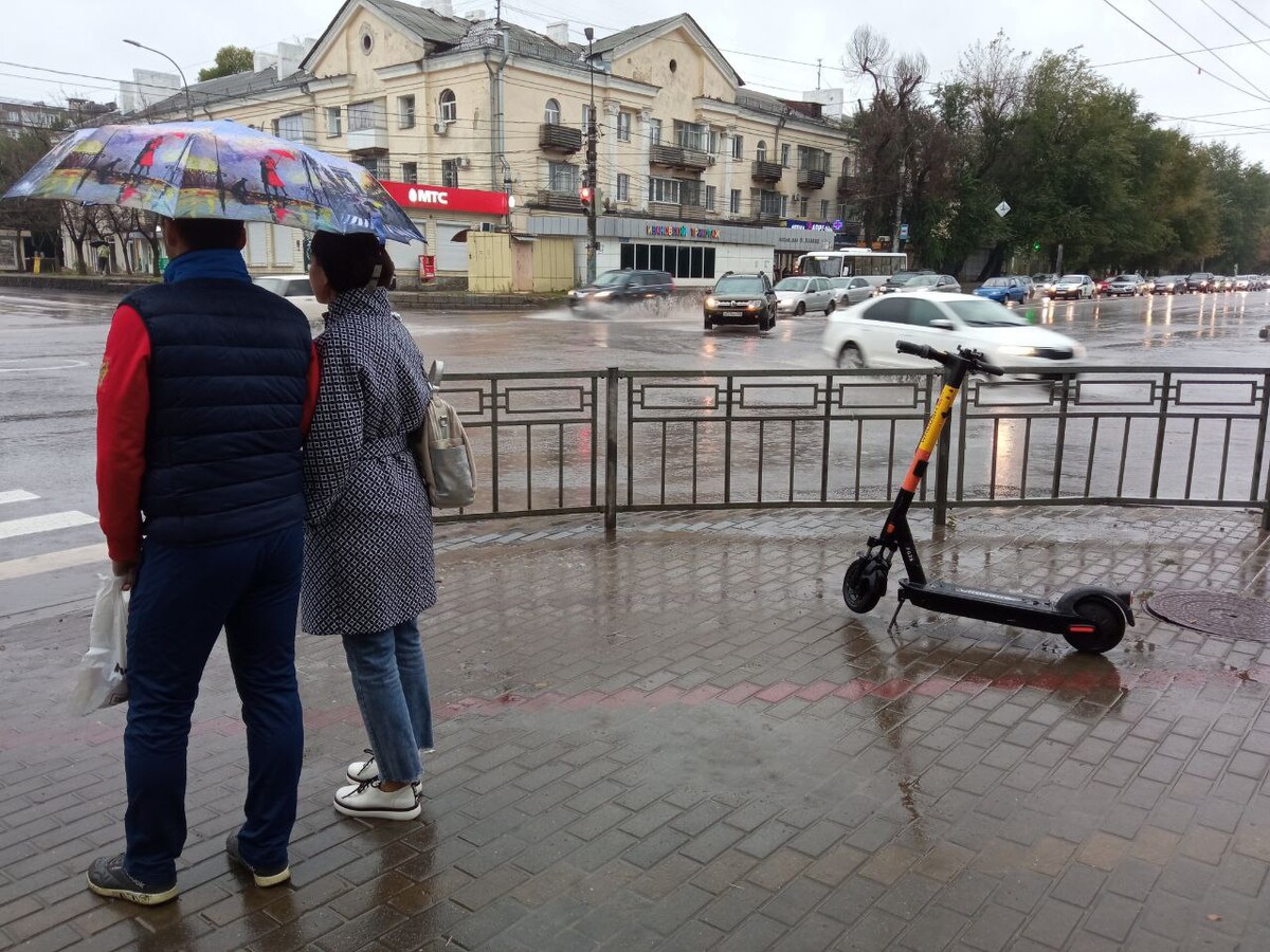 Новости воронежа дзен. Небольшой дождь. Дождливый Воронеж. Сильный дождь в городе. Проливной дождь.