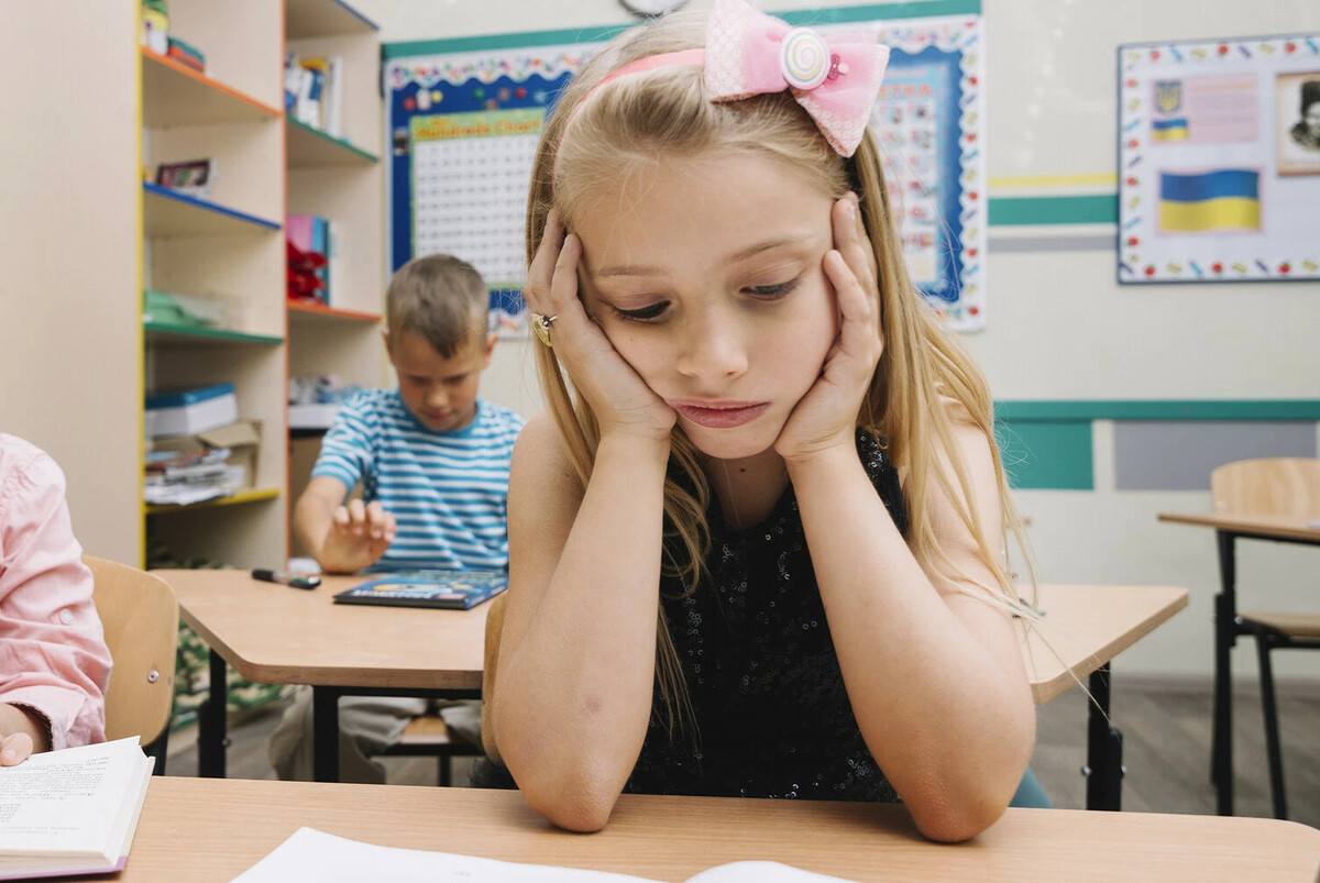 серьезный школьник. образование школа. школьники трудятся. дети школьники. школьники на экзамене.