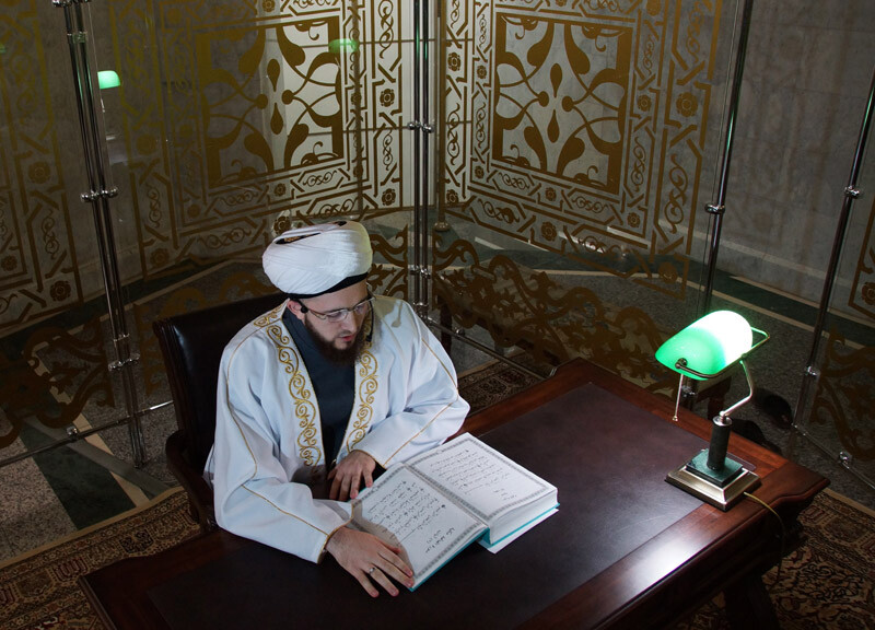 Что читает имам. Коран в кул Шарифе. Мечеть кул-Шариф в Казани Коран. Кул Шариф кабинет имама.