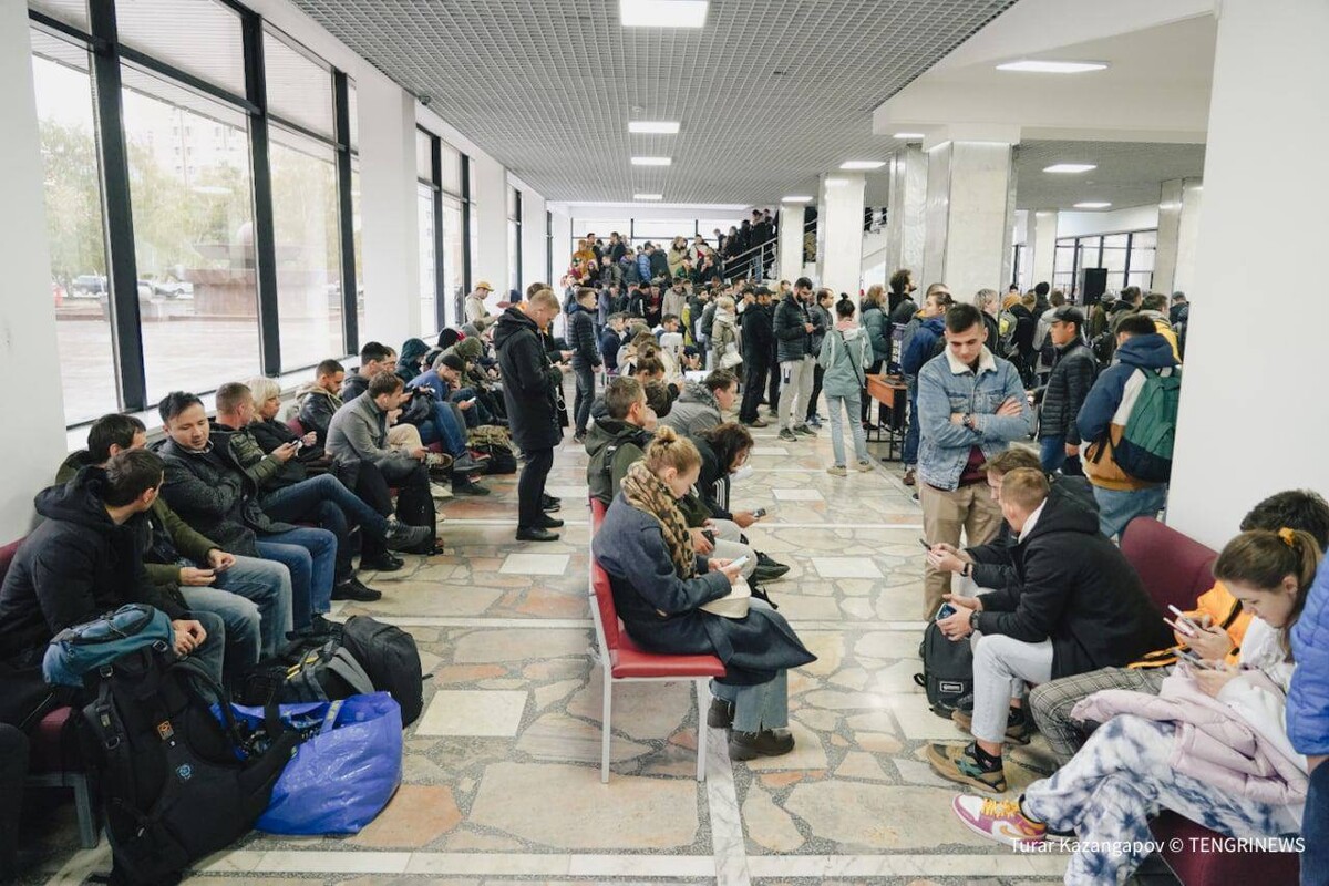 Очереди в цоне. Очередь на границе с казахстаном. Очереди в цон алматы. Настенный терминал электронной очереди. Очереди мобилизации.