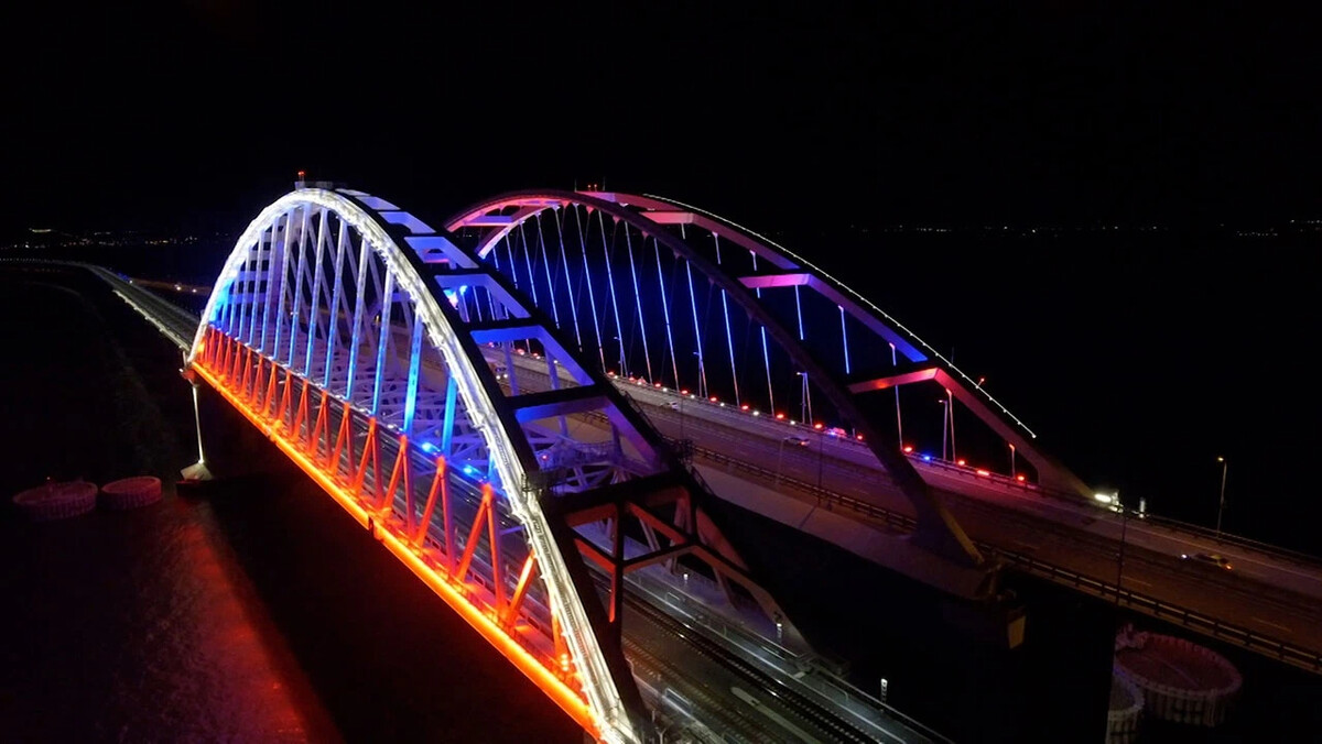 Мост крымский ночью