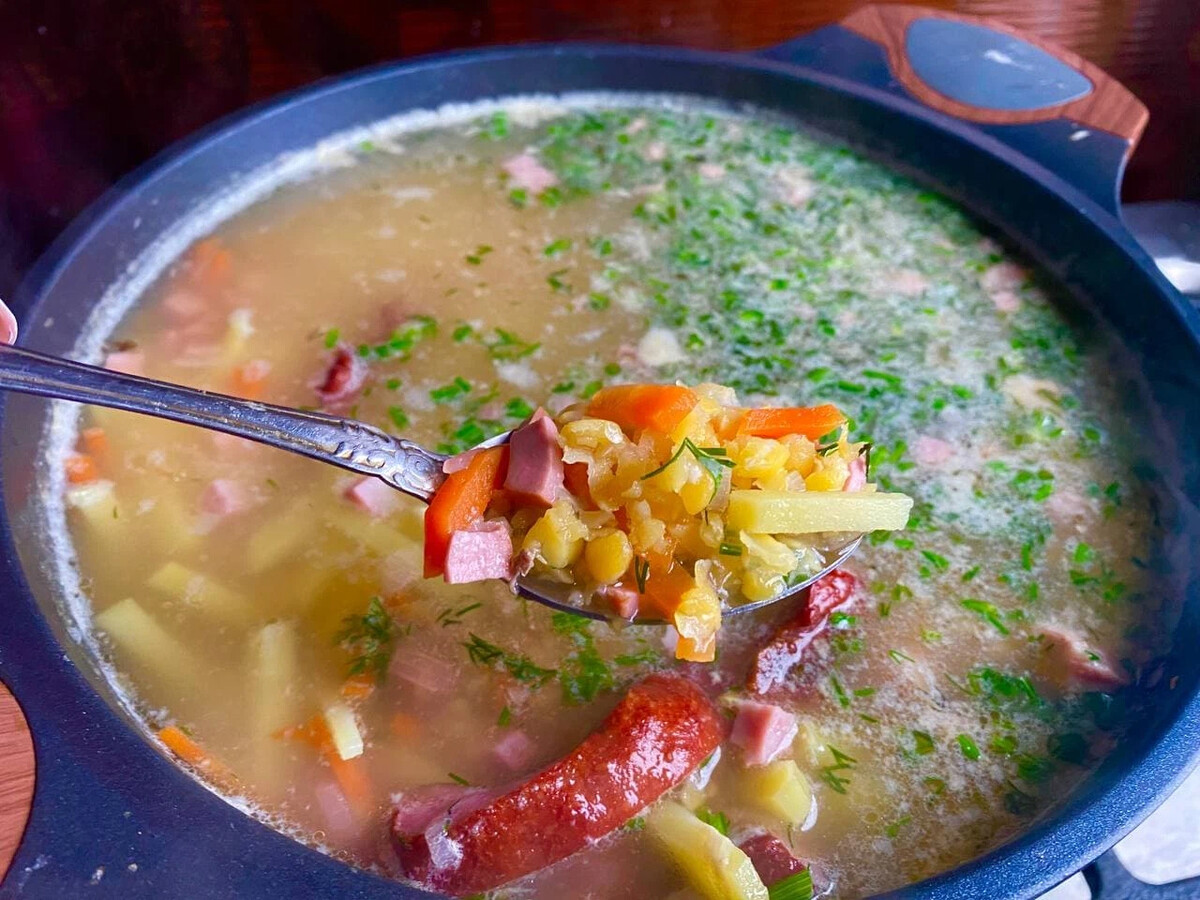 Суп гороховый. Суп гороховый с копченостями. Суп гороховый. Гороховый с копченостями. Гороховый суп с копченостями ребрышками.