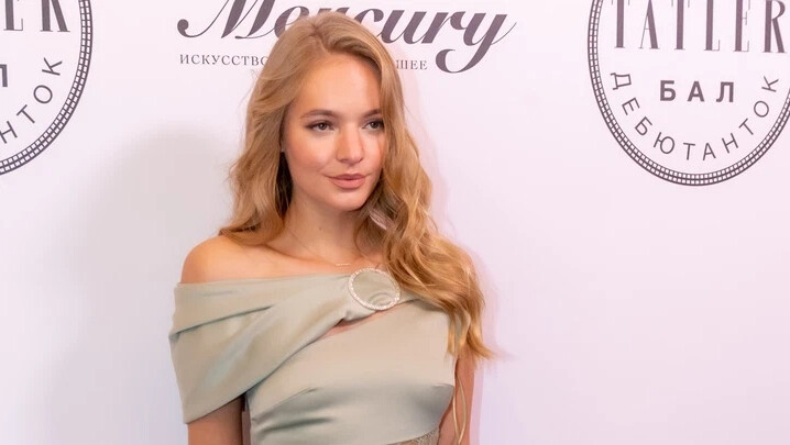 ДОЧЬ ПЕСКОВА УДАЛИЛА СТОРИЗ С ПОЛИТИЧЕСКИМ ЛОЗУНГОМ Елизавета Пескова, дочь. Цар