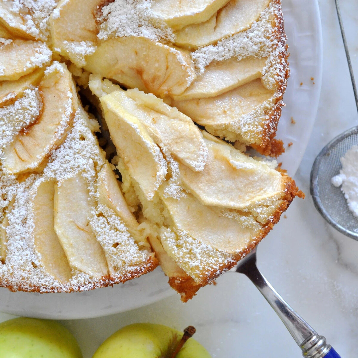 Шарлотка с яблоками классический