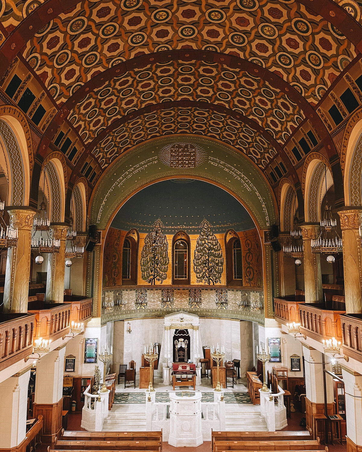 Говорят, за спрос не бьют в нос. Именно поэтому открываю дверь ...