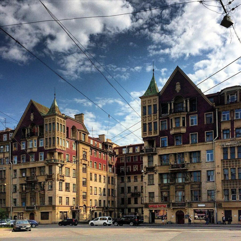 Домики спб. В доходном доме Полежаева на старорусской улице. Доходный дом Полежаева в Санкт-Петербурге. Доходный дом Полежаева Старорусская ул 5/3. Дом купца Полежаева в Санкт-Петербурге.