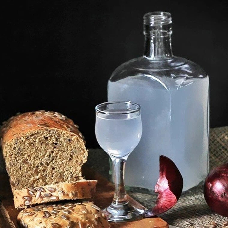 Самогон. Самогон красивое фото. Бутыль самогона. Бутыль самогона. Четверть самогона.