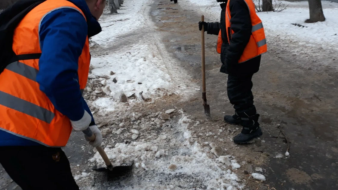 Уборка снега тротуары. Чистка от снега придомовой территории. Лом для льда. Коммунальные службы.