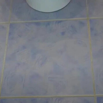 En un apartamento alquilado vi líneas sucias de lechada en los azulejos del baño. Pero limpiarlos es fácil (sin esfuerzo). Me quejé con un amigo sobre el problema, incluso en una vivienda alquilada quiero ver una limpieza perfecta.- 3