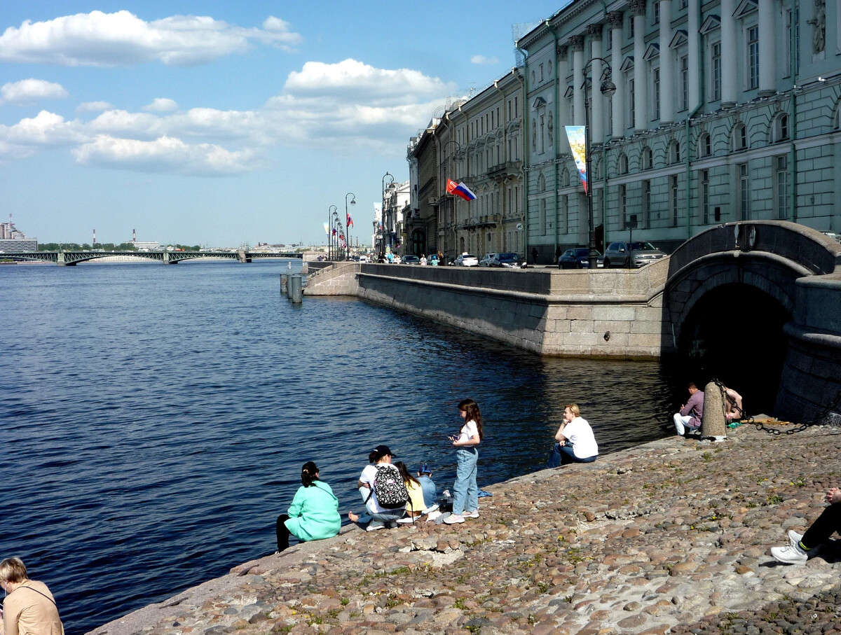 Мон папа неве. Набережная Невы в Санкт-Петербурге около горного университета. Пикулин набережная Невы. Набережная Невы Бандитский Петербург. Банк Санкт-Петербург на набережной Невы.