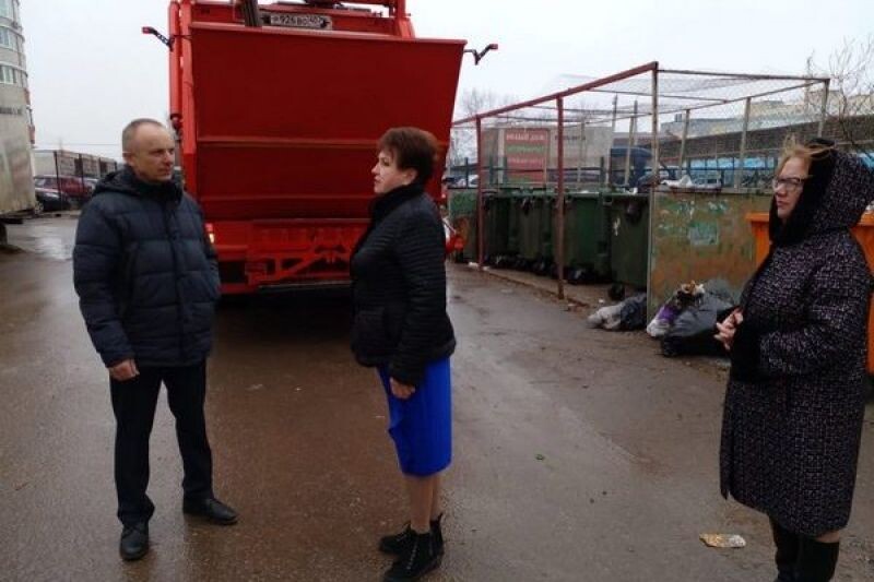 Новости калуги сегодня свежие вести главные. Мусорный контейнер администрация. Мусор в Калуге. Мусорный контейнер Дума России. Мусорные полигоны Калуга.