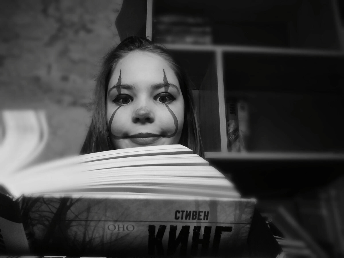 Девочка с книжкой. Красивые книги. Чтение книг. Книги для детей. Девушка ножки прелесть чтение.