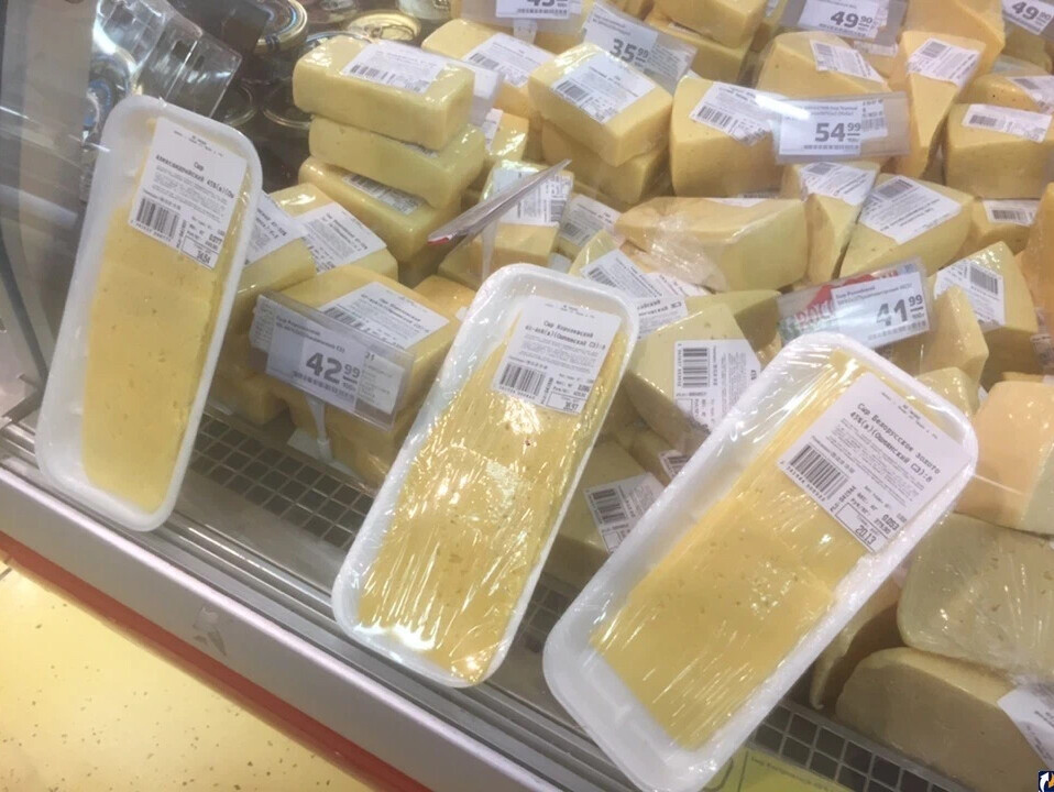 Сон приснился сыр. Фасовка сыра. Сыры фасованные. Упаковка сыра в магазине. Нарезка сыров в магазине.