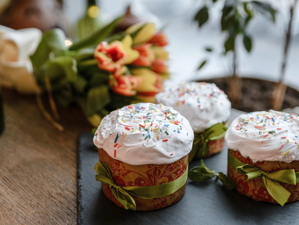 Лучшие куличи в москве рейтинг. Меренга для кулича пасхального. Вкусные наборы к Пасхе. Кулич 200 гр. Куличи в ресторане