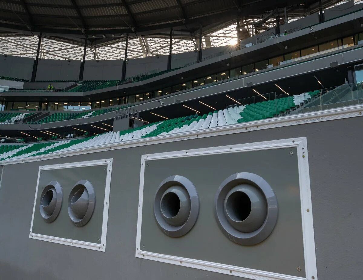 Кп спорт. Система кондиционирования на стадионах в Катаре. Кондиционеры на стадионах в Катаре. Стадион Катара 2022 внутри. Катар контейнер Чемпионат стадион.
