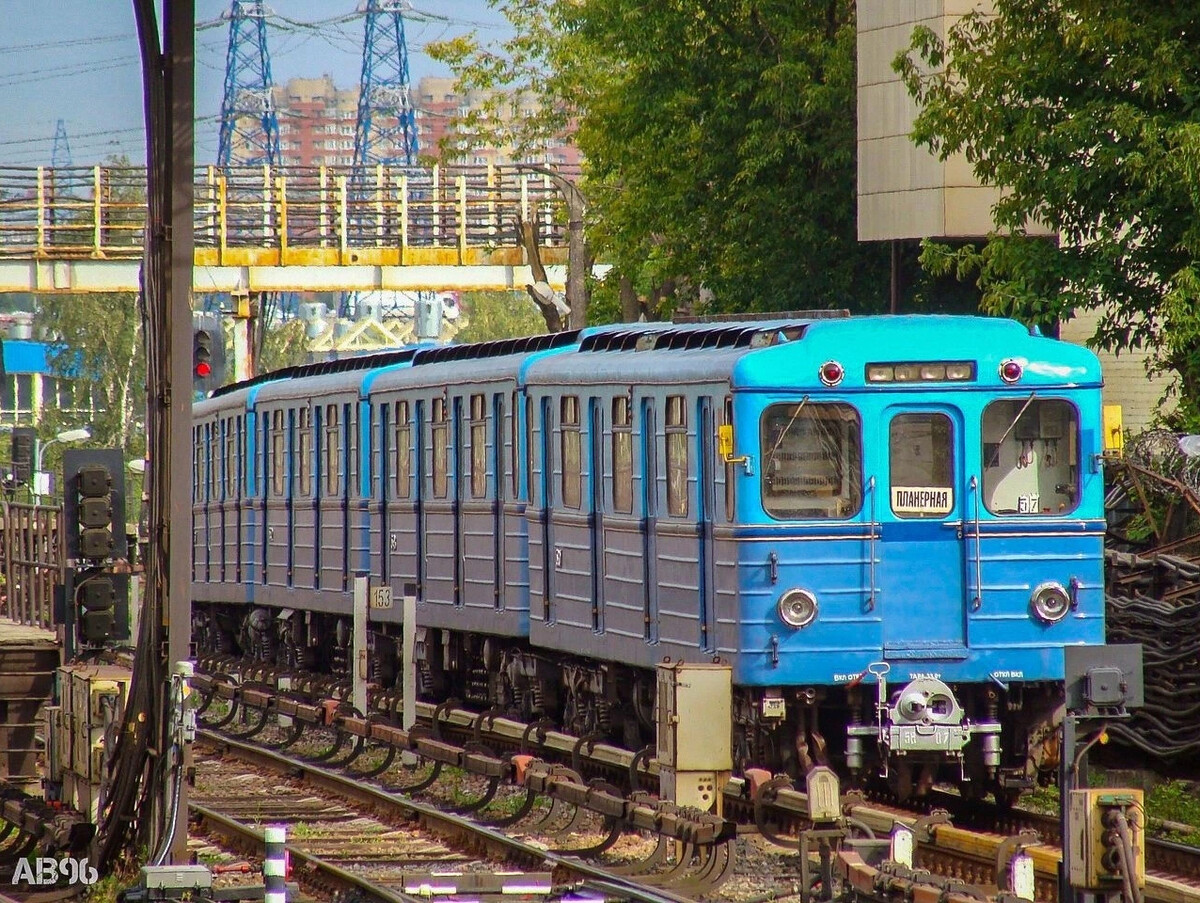 парадный поезд еж 3. парадный еж3. еж3 на таганско-краснопресненской линии. метропоезд еж3. еж3 на таганско-краснопресненской линии.