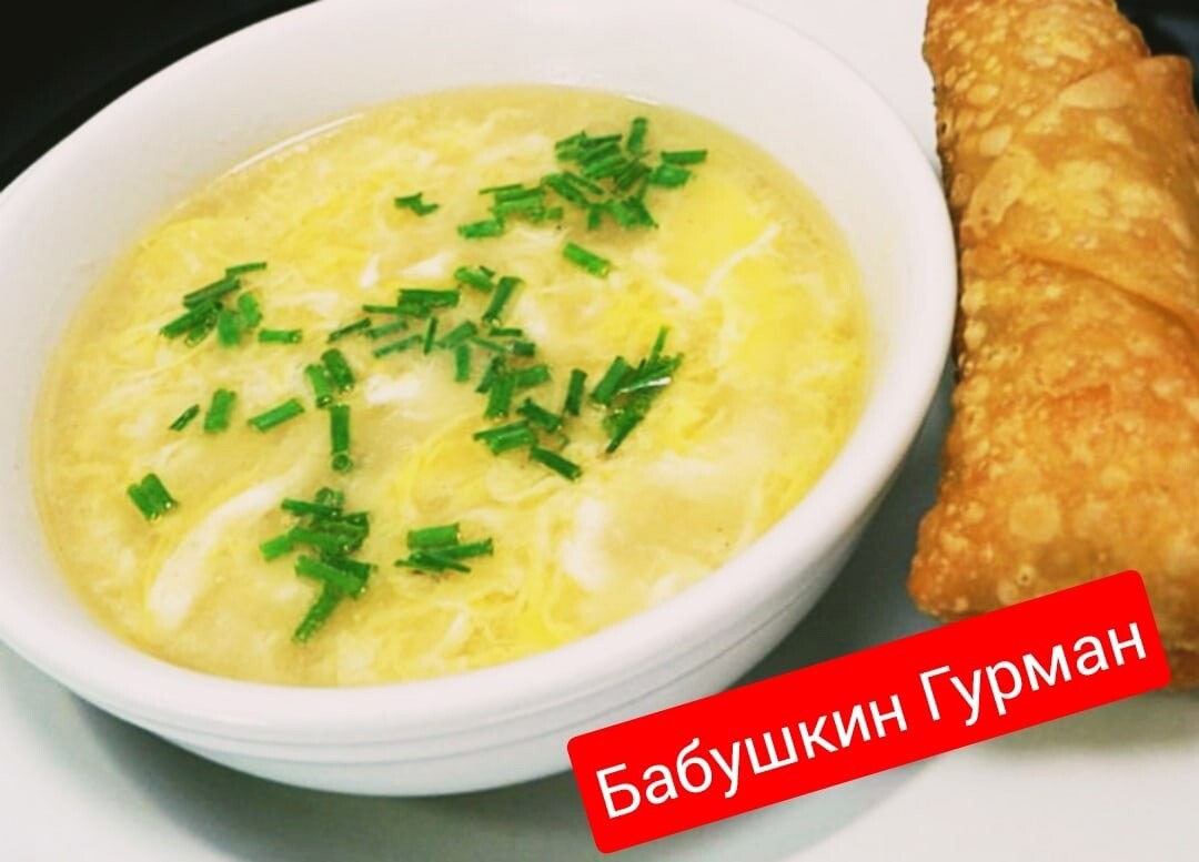 Суп с сыром и сырым яйцом. Куриный суп с вермишелью и яйцом. Суп куриный вермишелевый с яйцом. Суп с яйцом и курицей и вермишелью. Суп с яйцом и вермишелью.